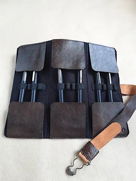 Etui en cuir marron foncé pour 12 stylos - Emmanuelle Olivier Maroquinerie