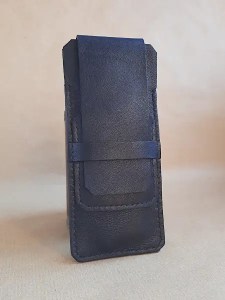 Etui en cuir basane bleu pour 4 stylos - Emmanuelle Olivier Maroquinerie