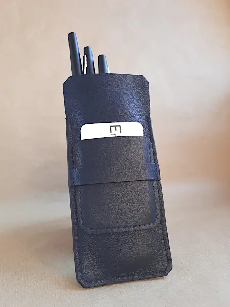Etui en cuir basane bleu pour 4 stylos - Emmanuelle Olivier Maroquinerie