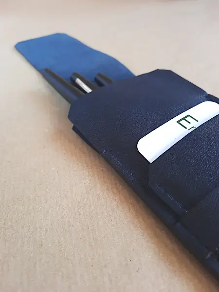 Etui en cuir basane bleu pour 4 stylos - Emmanuelle Olivier Maroquinerie