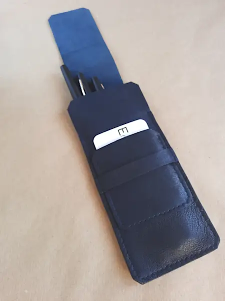Etui en cuir basane bleu pour 4 stylos - Emmanuelle Olivier Maroquinerie