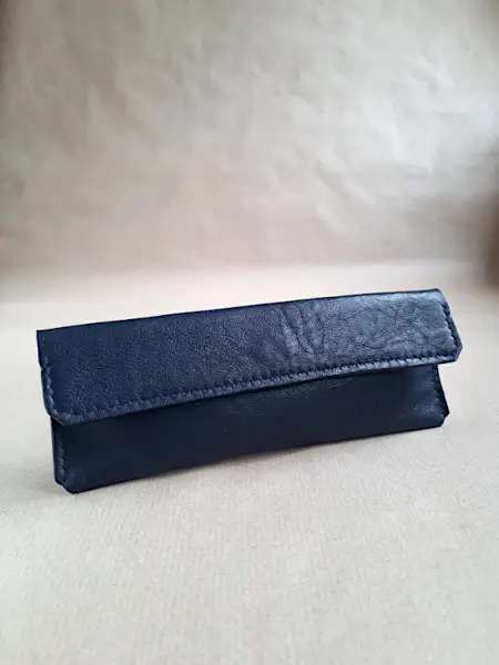 Trousse en cuir bleu - Emmanuelle Olivier Maroquinerie