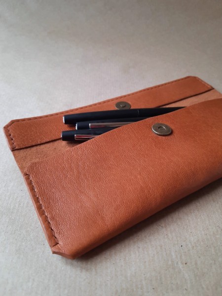 Trousse en cuir marron cognac - Emmanuelle Olivier Maroquinerie