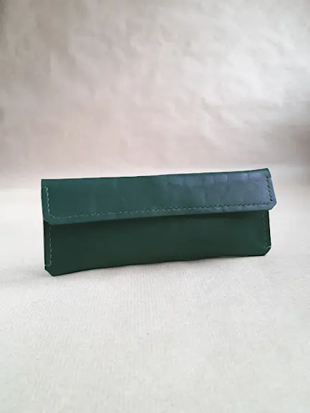 Trousse en cuir vert- Emmanuelle Olivier Maroquinerie