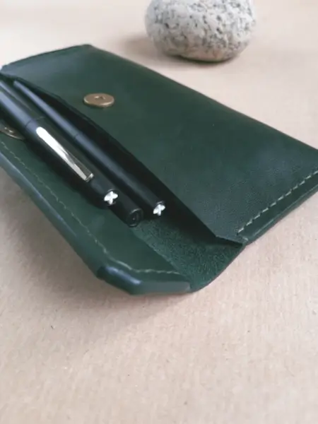 Trousse en cuir vert- Emmanuelle Olivier Maroquinerie