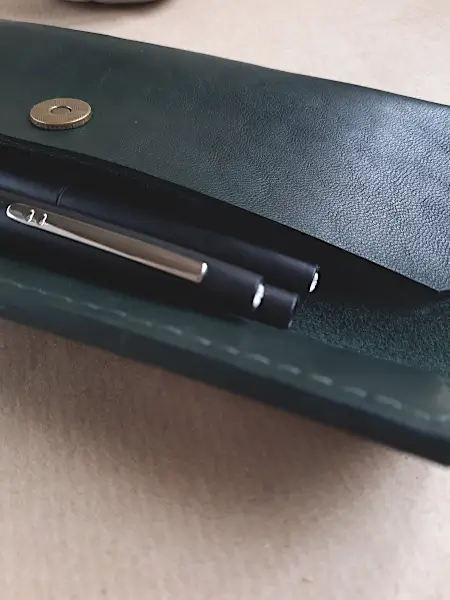 Trousse en cuir vert- Emmanuelle Olivier Maroquinerie