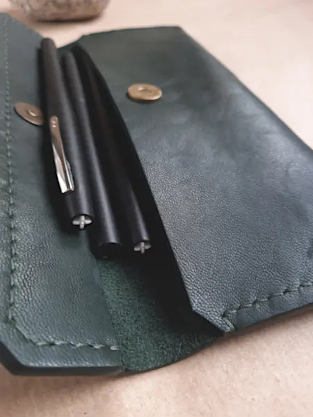 Trousse en cuir vert- Emmanuelle Olivier Maroquinerie