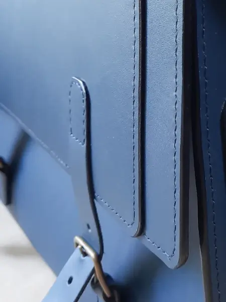 Cartable Homme en cuir bleu - Cousu à la main - Emmanuelle Olivier Maroquinerie
