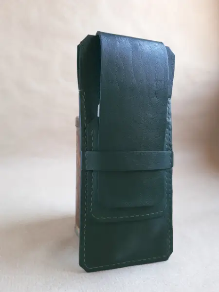 Etui en cuir basane vert pour 4 stylos - Sobre et pratique - Emmanuelle Olivier Maroquinerie