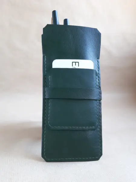 Etui en cuir basane vert pour 4 stylos - Cousu à la main- Emmanuelle Olivier Maroquinerie