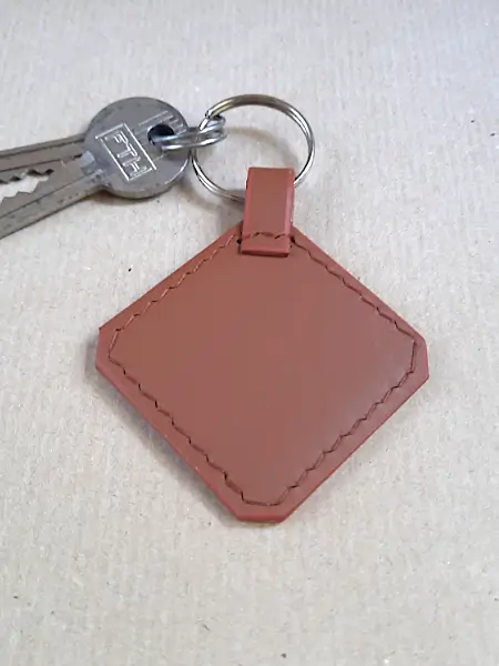 Porte-clés en cuir marron clair - Marquage de 2 initiales - Emmanuelle Olivier Maroquinerie