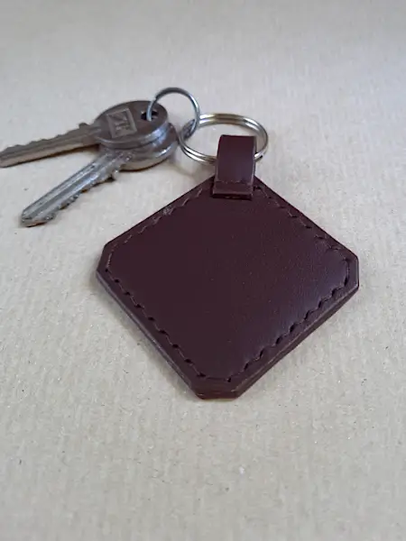Porte-clés en cuir marron foncé - Marquage de 2 initiales - Emmanuelle Olivier Maroquinerie