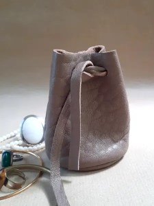 Bourse en cuir bullé beige - Rangement pour bijoux- Emmanuelle Olivier Maroquinerie