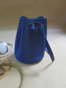 Bourse en cuir bleu grainé - Rangement pour bijoux- Emmanuelle Olivier Maroquinerie