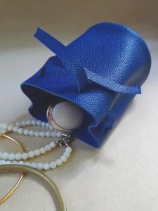 Bourse en cuir bleu grainé - Cousue à la main- Emmanuelle Olivier Maroquinerie