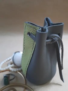 Bourse en cuir grainé gris et vert - Cousue à la main- Emmanuelle Olivier Maroquinerie