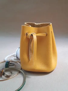 Bourse en cuir jaune grainé - Rangement pour bijoux- Emmanuelle Olivier Maroquinerie