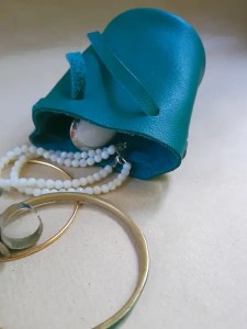 Bourse en cuir vert grainé - Cousue à la main- Emmanuelle Olivier Maroquinerie