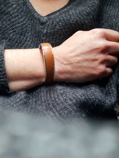 Bracelet en cuir de basane porté au poignet - Noces de Basane