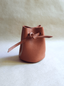 Bourse en cuir basane marron cognac cousue main – artisanat français – vue de face