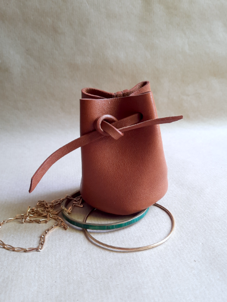 Bourse en cuir basane marron cognac cousue main – rangement bijoux – vue de face