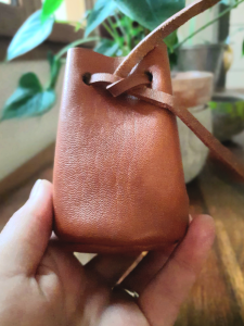 Bourse en cuir basane marron cognac cousue main – Cuir au touché doux et souple– Emmanuelle Olivier Maroquinerie