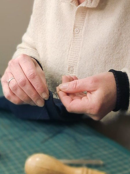 Couture à la main au point de sellier - Cuir Basane - Emmanuelle Olivier Maroquinerie