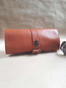 Marmotte en cuir marron cognac pour 3 montres - cousue main - Emmanuelle Olivier Maroquinerie