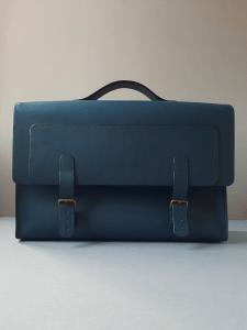 Cartable en cuir bleu fait main, vue de face