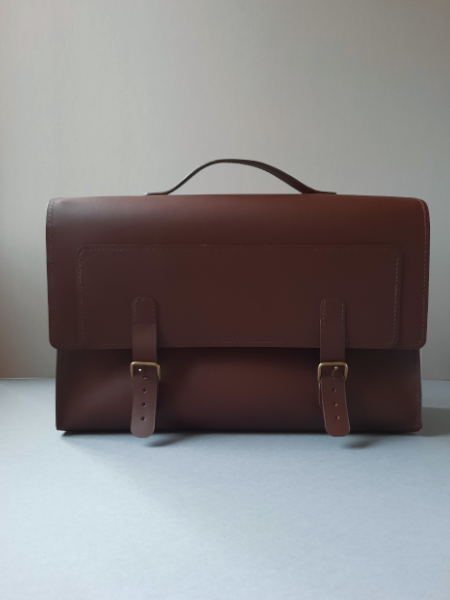 Cartable en cuir marron fait main, vue de face