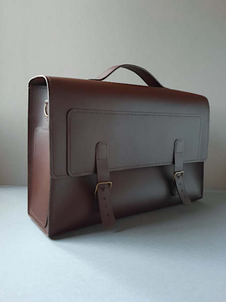 Cartable en cuir marron, vue de côté, volume et structure