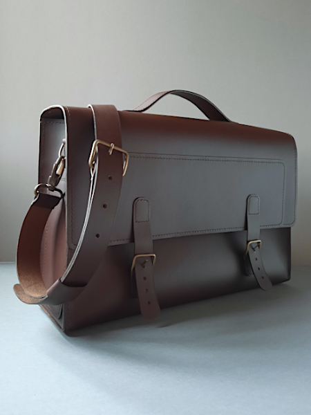 Cartable en cuir marron avec bandoulière réglable, vue de côté