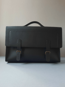 Cartable en cuir noir fait main, vue de face