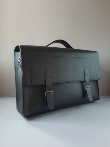 Cartable en cuir noir, vue de côté, silhouette du cartable