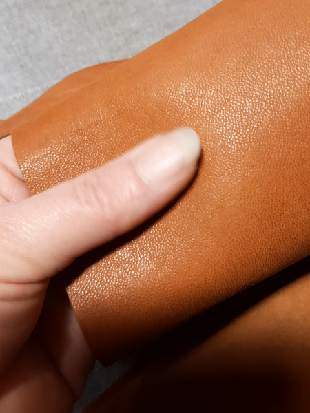 Reconnaître un cuir de qualité grâce au toucher et à la souplesse de la matière