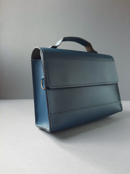 Sac bandoulière en cuir bleu, vue de côté, forme et volume