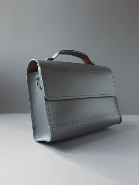 Sac bandoulière en cuir gris, vue de côté, épaisseur et structure