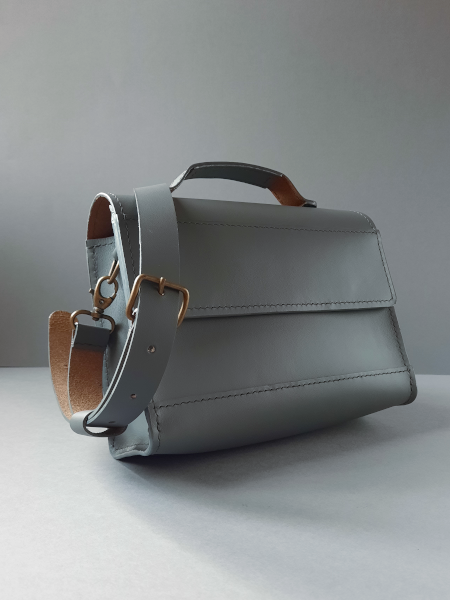 Sac bandoulière en cuir gris avec bandoulière réglable, vue latérale