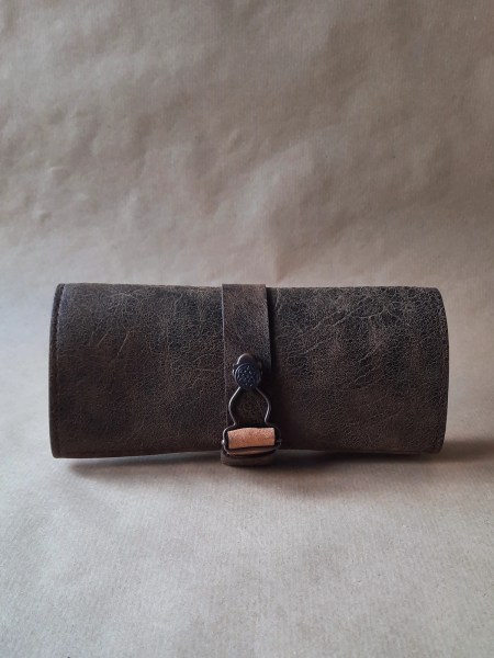 Marmotte pour 3 montres - Cuir Basane Marron vintage - fermée - Emmanuelle Olivier Maroquinerie