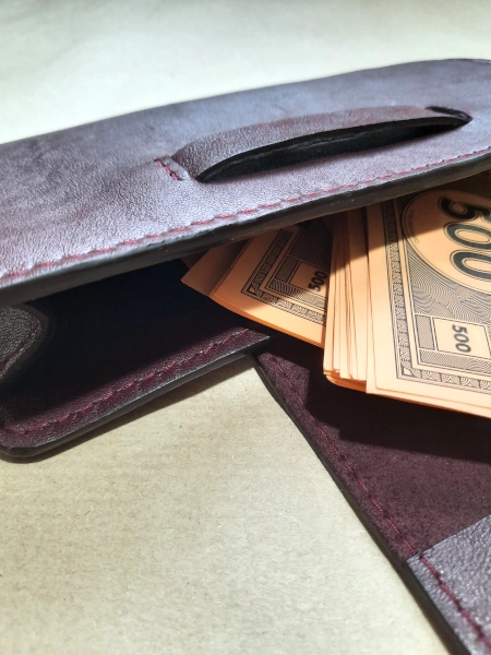 Pochette à billets en cuir basane rouge – Pratique et discrète – Emmanuelle Olivier Maroquinerie