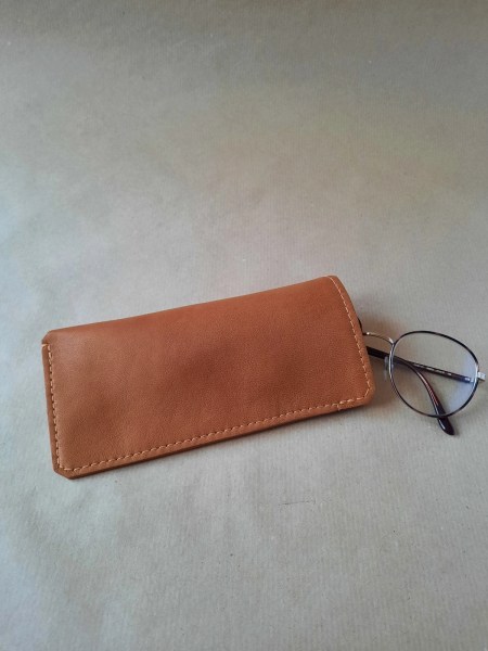Etui à lunettes en cuir basane souple marron cognac- fabriqué en France - Emmanuelle Olivier Maroquinerie