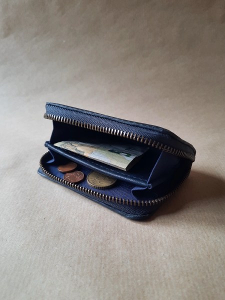 Porte-monnaie en cuir de basane bleu ouvert – compartiments pièces et billets