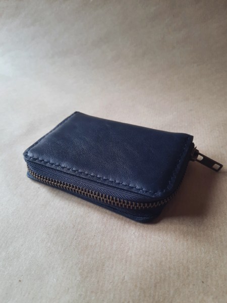 Porte-monnaie en cuir de basane bleu – fermeture zip – fabrication artisanale