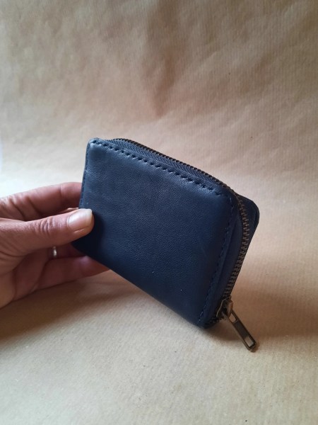 Porte-monnaie en cuir de basane bleu – pratique et compact- Emmanuelle Olivier Maroquinerie
