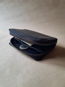 Porte-monnaie en cuir de basane noir ouvert – compartiments pièces et billets