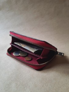 Porte-monnaie en cuir de basane rouge bordeaux ouvert – compartiments pièces et billets