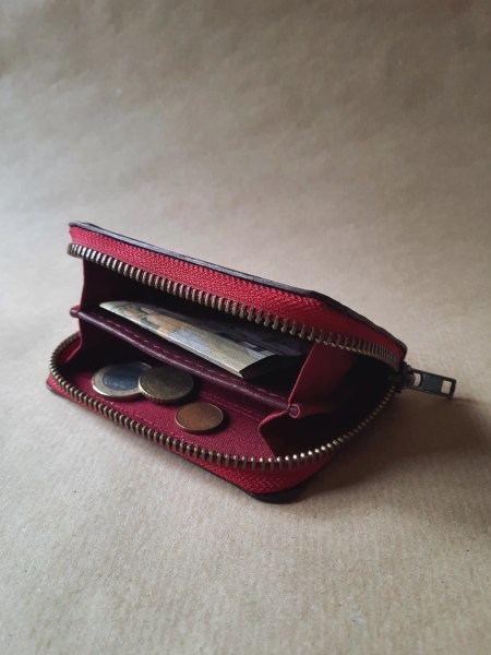 Porte-monnaie en cuir de basane rouge bordeaux ouvert – compartiments pièces et billets