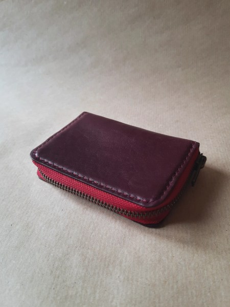 Porte-monnaie en cuir de basane rouge bordeaux – fermeture zip – fabrication artisanale