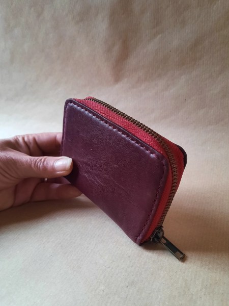 Porte-monnaie en cuir de basane rouge bordeaux – pratique et compact- Emmanuelle Olivier Maroquinerie