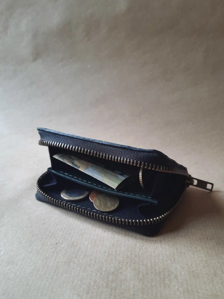 Porte-monnaie en cuir de basane vert ouvert – compartiments pièces et billets